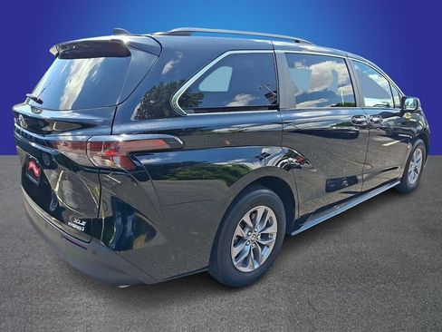 Used 2024 Toyota Sienna XLE FWD image 4