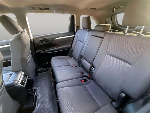 Used 2019 Toyota Highlander LE FWD image 20