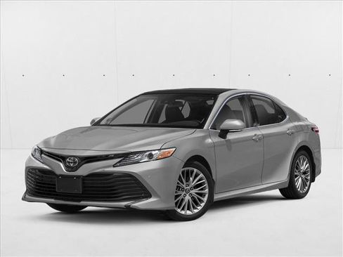 Used 2018 Toyota Camry XLE FWD image 1