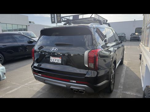Used 2024 Hyundai Palisade SEL w/ Premium Package FWD image 3