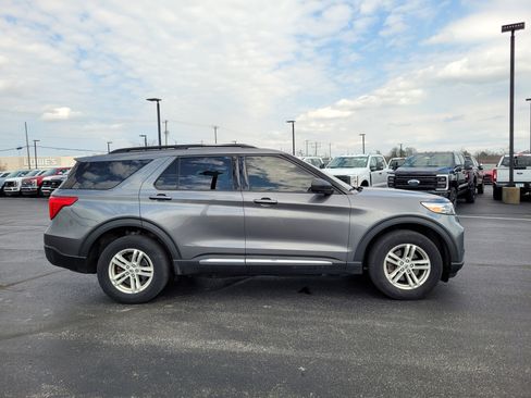 Used 2021 Ford Explorer XLT image 2
