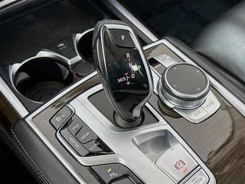 Certified 2022 BMW 750i xDrive image 17