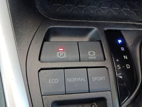 Used 2022 Toyota RAV4 LE FWD image 25