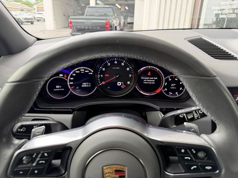Used 2023 Porsche Cayenne w/ Premium Package AWD/4WD image 14