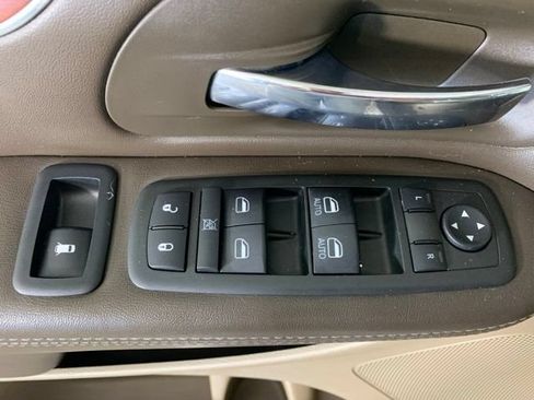 Used 2012 Chrysler Town & Country Touring-L w/ Premium Group FWD image 30