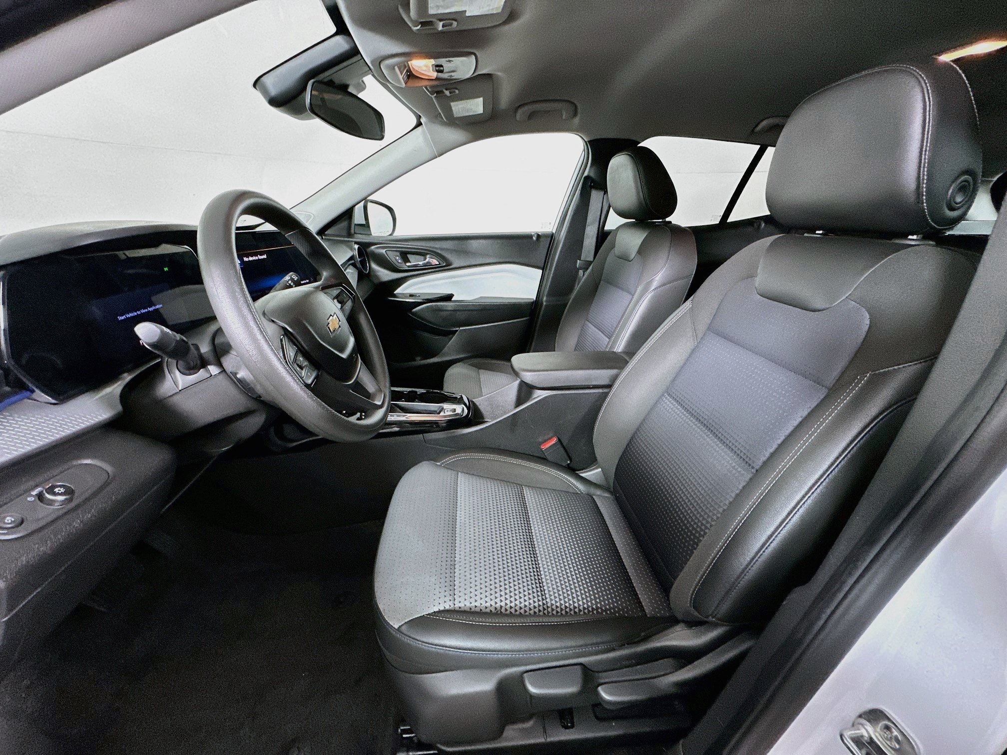 Used 2025 Chevrolet Trax LT FWD image 13