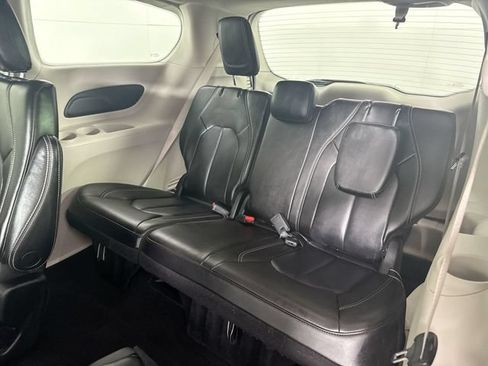 Used 2023 Chrysler Pacifica Touring-L FWD image 22