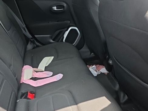 Used 2018 Jeep Renegade Latitude FWD image 8