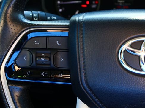 Used 2022 Toyota Tundra SR5 w/ SR5 Convenience Package image 16