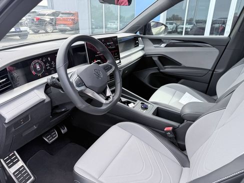 Used 2025 Volkswagen Tiguan SE R-Line AWD/4WD image 9
