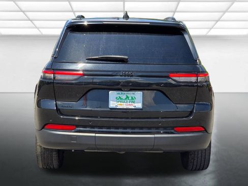 Used 2023 Jeep Grand Cherokee Altitude AWD/4WD image 17
