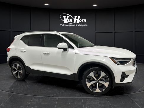 Used 2023 Volvo XC40 B5 Plus w/ Driver Assist Package AWD/4WD image 1