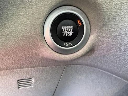 Used 2024 Chrysler Pacifica Touring-L image 13