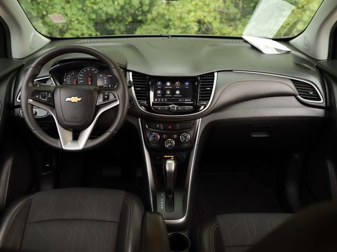 Used 2022 Chevrolet Trax LT w/ Driver Confidence Package FWD image 18
