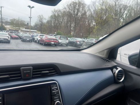 Used 2025 Nissan Versa SV image 30