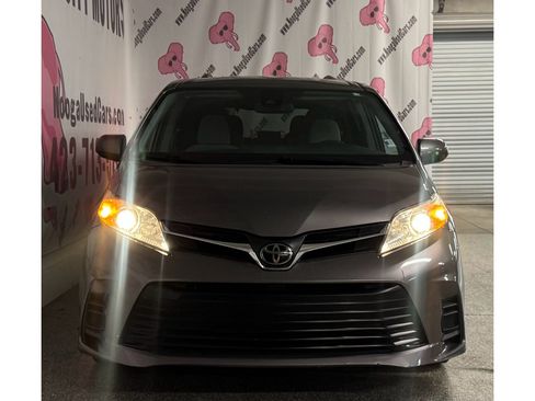 Used 2018 Toyota Sienna LE w/ Carpet Mat Package FWD image 5