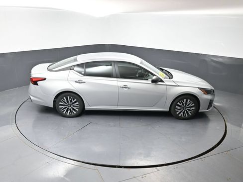 Used 2024 Nissan Altima 2.5 SV FWD image 40