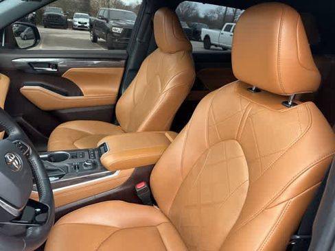 Used 2021 Toyota Highlander Platinum image 4