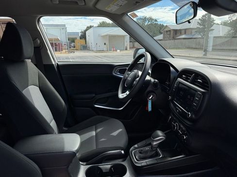 Used 2023 Kia Soul LX image 28