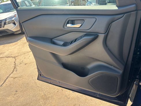 Used 2025 Nissan Rogue SV AWD/4WD image 18