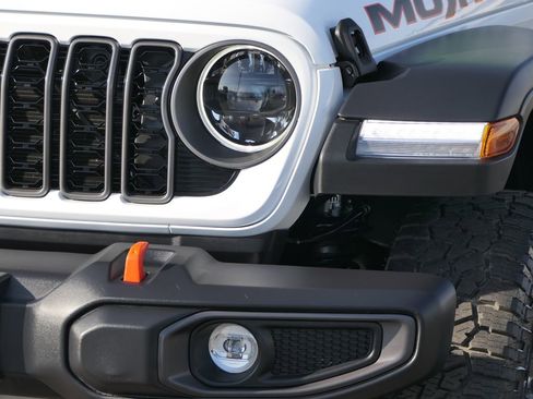 Used 2025 Jeep Gladiator Mojave w/ Convenience Group image 9