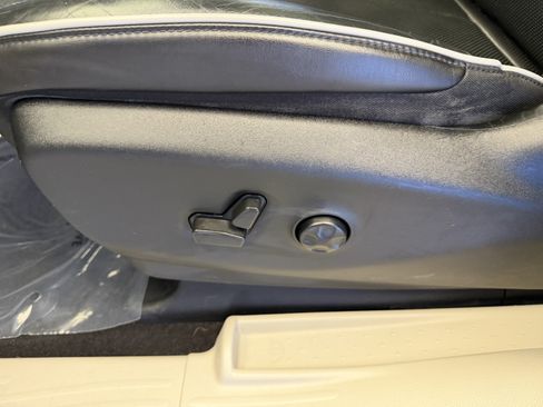 Used 2022 Chrysler Pacifica Limited w/ Uconnect Theater Family Group FWD image 14