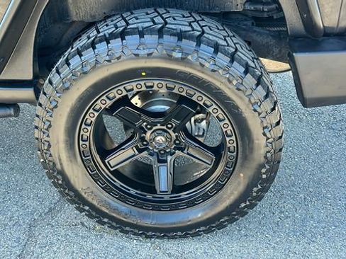 Used 2017 Jeep Wrangler Rubicon w/ Connectivity Group AWD/4WD image 6