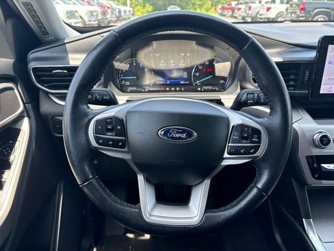 Used 2022 Ford Explorer XLT w/ Equipment Group 202A AWD/4WD image 14