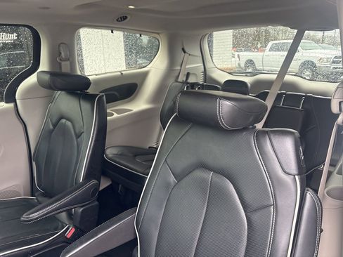 Used 2024 Chrysler Pacifica Limited image 5