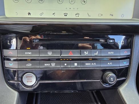 Used 2017 Jaguar F-PACE Prestige image 40