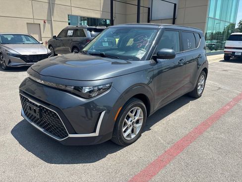 Used 2024 Kia Soul LX w/ Option Group 015 FWD image 2