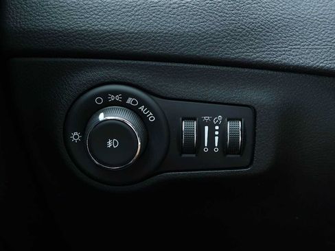 Used 2019 Jeep Compass Latitude FWD image 27
