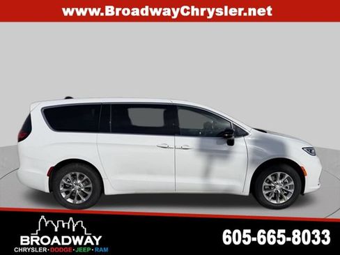 New 2026 Chrysler Pacifica Select AWD/4WD image 5