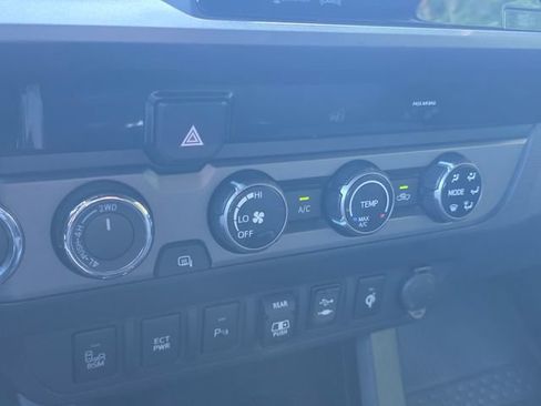 Used 2018 Toyota Tacoma TRD Off-Road w/ Technology Package AWD/4WD image 25