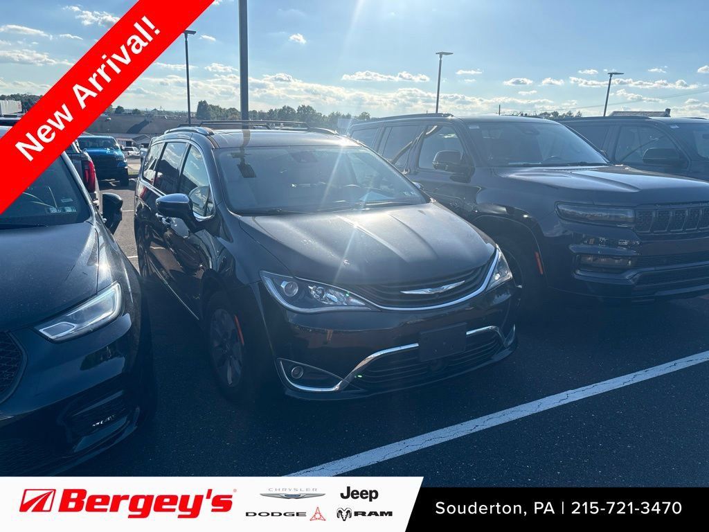 Used 2017 Chrysler Pacifica Platinum FWD image 1