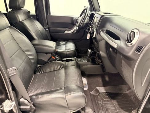 Used 2012 Jeep Wrangler Unlimited Sahara w/ Connectivity Group AWD/4WD image 18