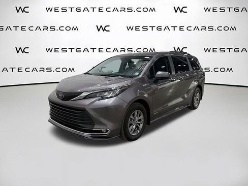 Used 2021 Toyota Sienna XLE image 1