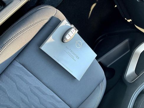 Used 2024 Nissan Frontier SV image 15