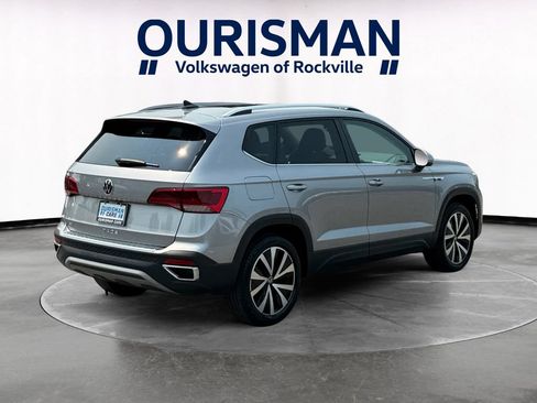 Used 2023 Volkswagen Taos SE w/ Panoramic Sunroof Package FWD image 6