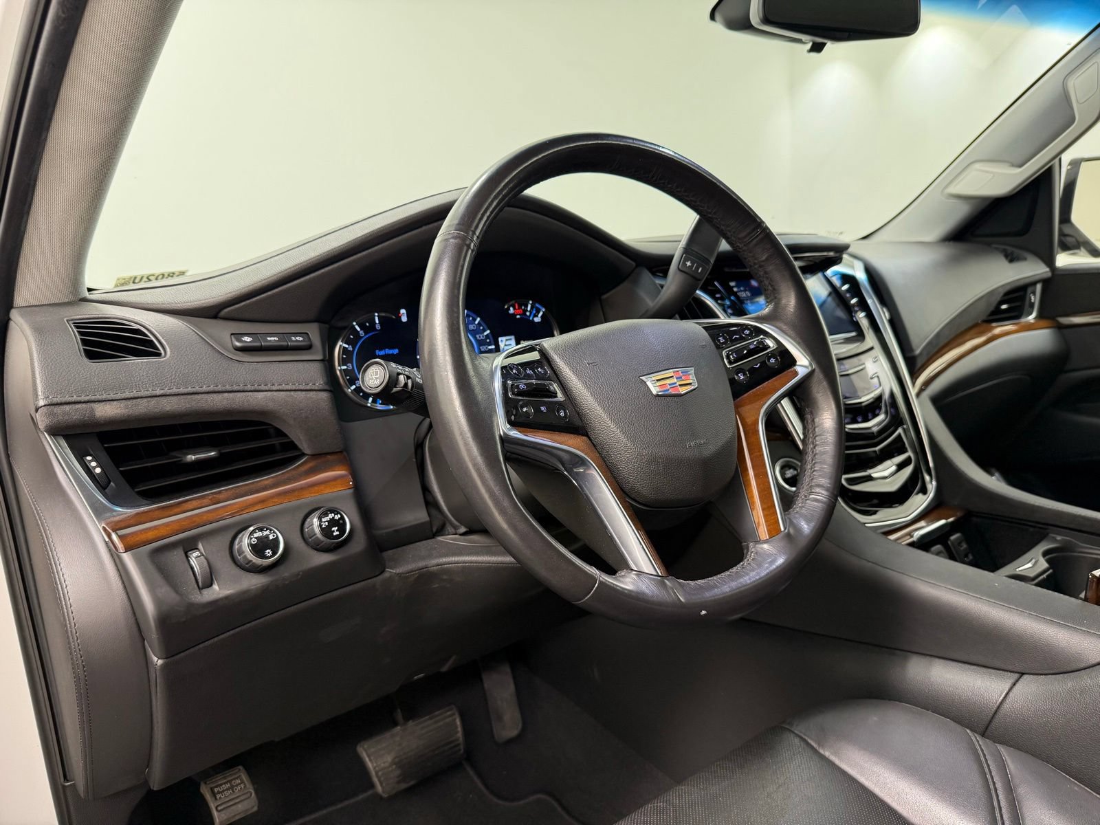 Used 2019 Cadillac Escalade ESV Luxury AWD/4WD image 13