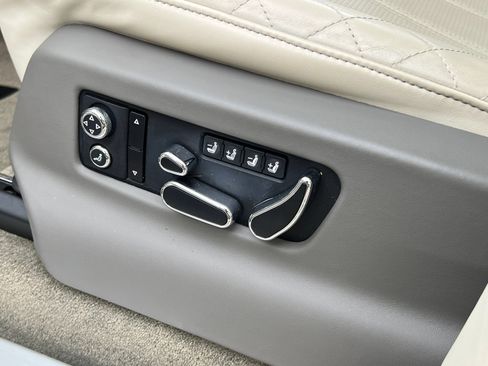 Used 2018 Bentley Bentayga AWD/4WD image 39