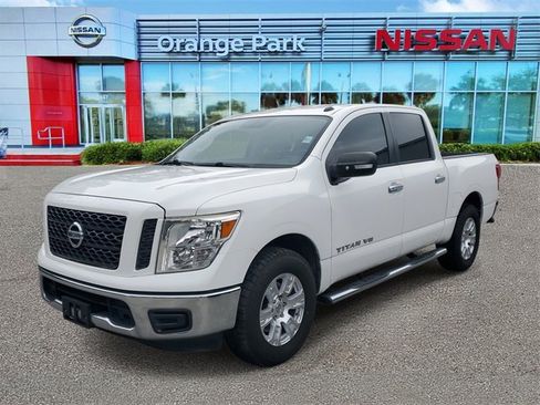 Used 2019 Nissan Titan SV image 4