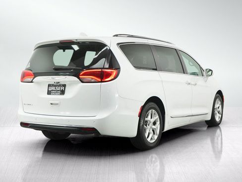 Used 2018 Chrysler Pacifica Touring-L w/ Tire & Wheel Group FWD image 5