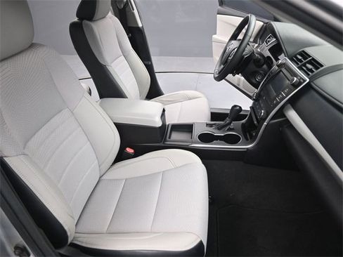 Used 2017 Toyota Camry SE image 24