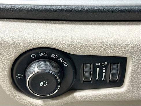 Used 2018 Chrysler Pacifica Touring-L image 10