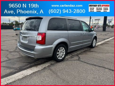 Used 2016 Chrysler Town & Country Touring image 6