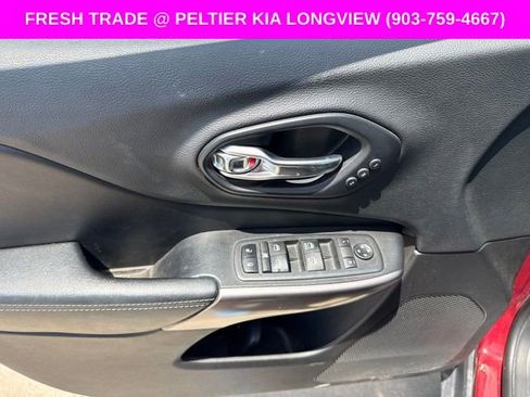 Used 2019 Jeep Cherokee Limited FWD image 9