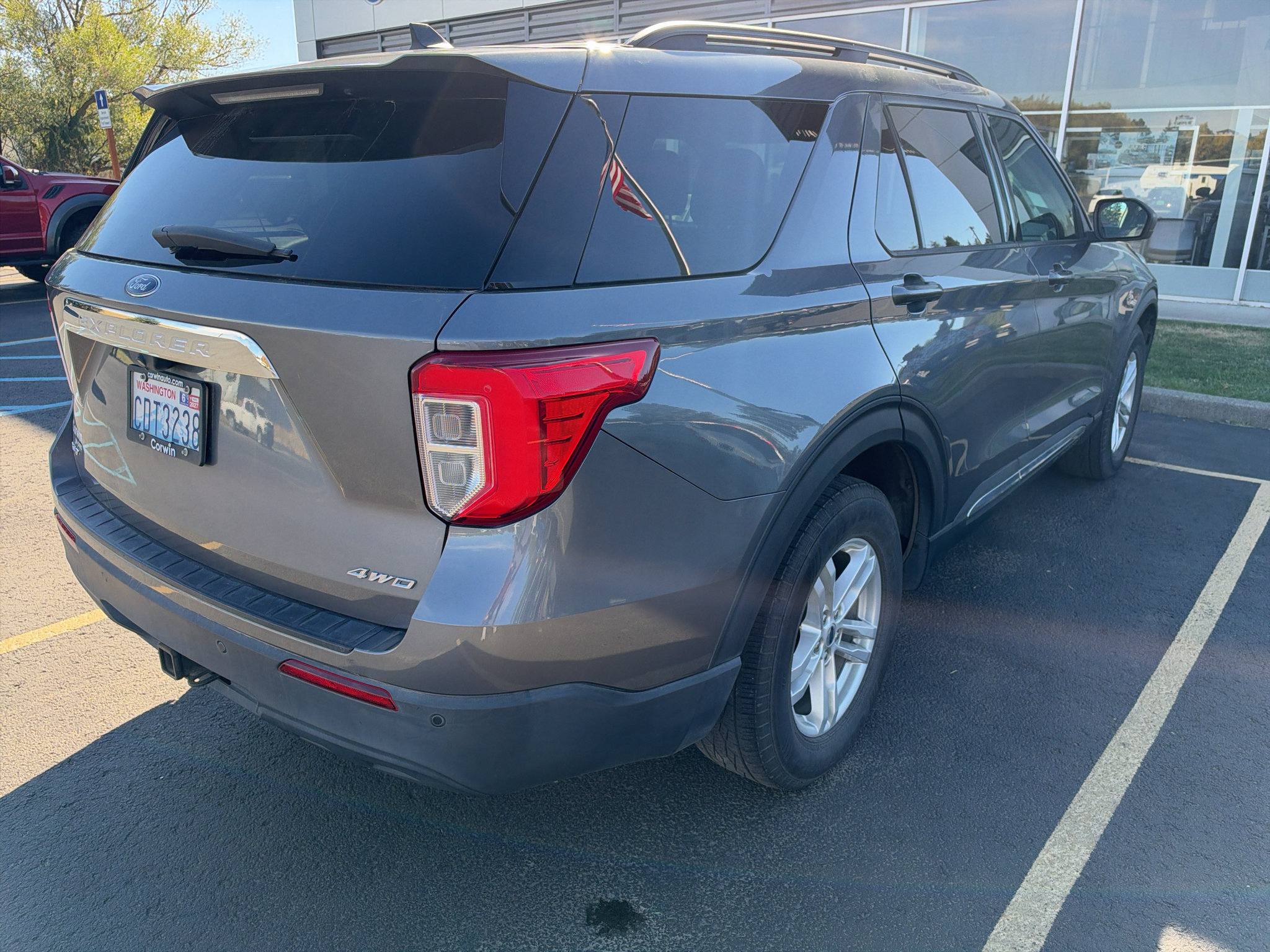 Used 2022 Ford Explorer XLT w/ Class IV Trailer Tow Package AWD/4WD image 4