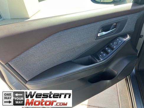 Used 2023 Nissan Rogue SV image 8