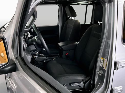 Used 2018 Jeep Wrangler Unlimited Sahara AWD/4WD image 9